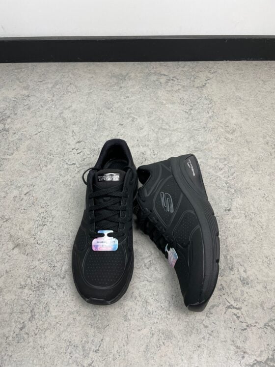 Svart Skechers med memory foam og god støtdemping