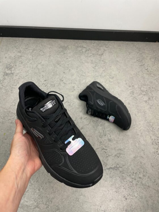 Svart Skechers med memory foam og god støtdemping