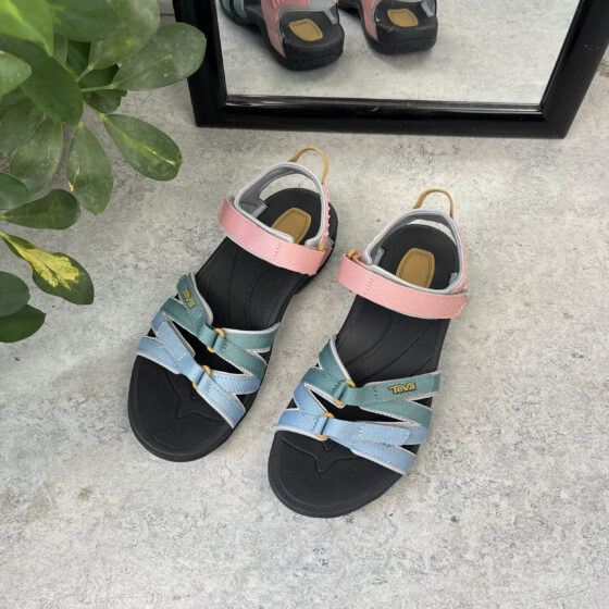 Tirra W flerfarget sandal fra Teva