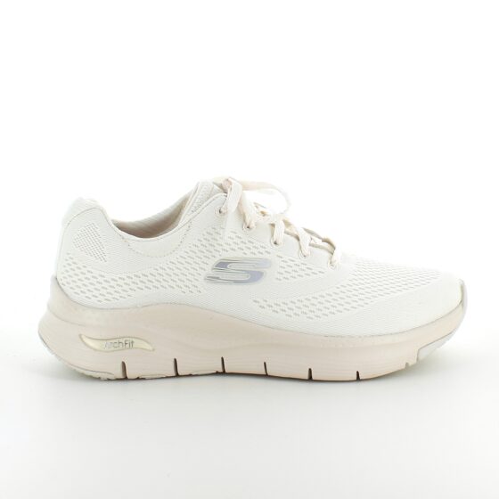 Råhvit klassisk sko fra Skechers.