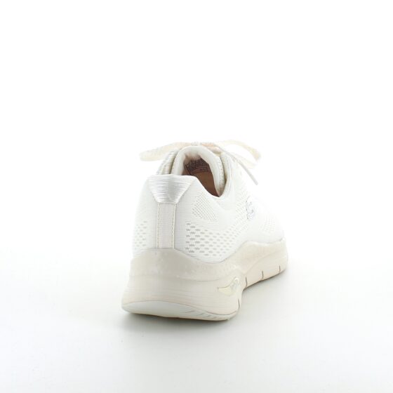 Råhvit klassisk sko fra Skechers.