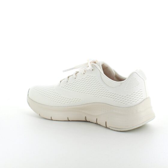 Råhvit klassisk sko fra Skechers.