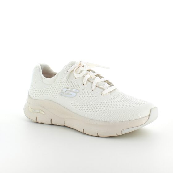 Råhvit klassisk sko fra Skechers.