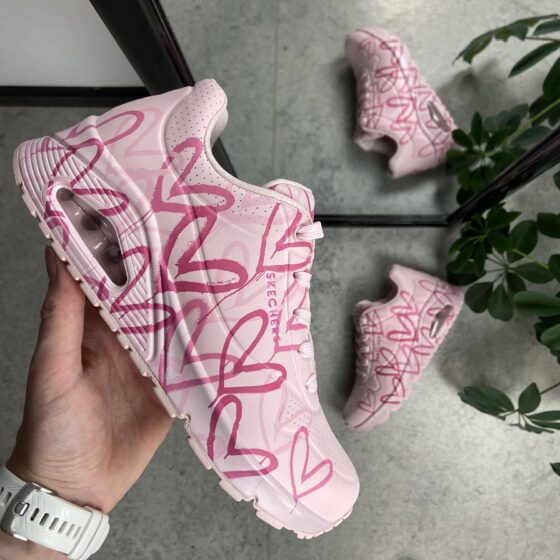 Lyserosa hjertesko fra Skechers