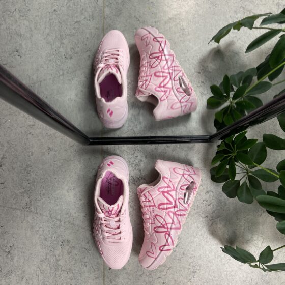 Lyserosa hjertesko fra Skechers