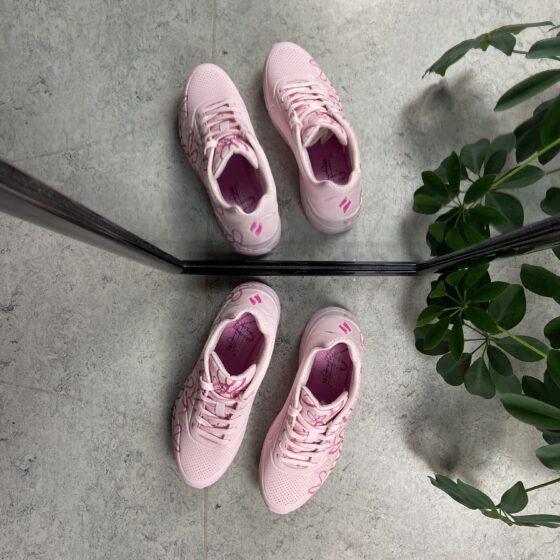 Lyserosa hjertesko fra Skechers