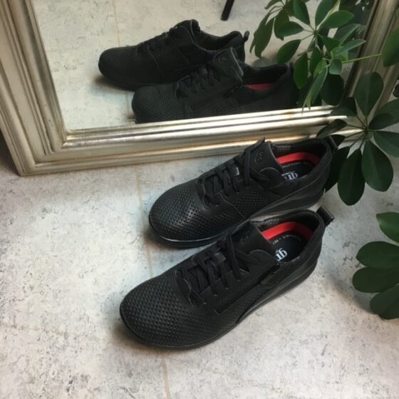 Pustende sorte joggesko fra Green Comfort