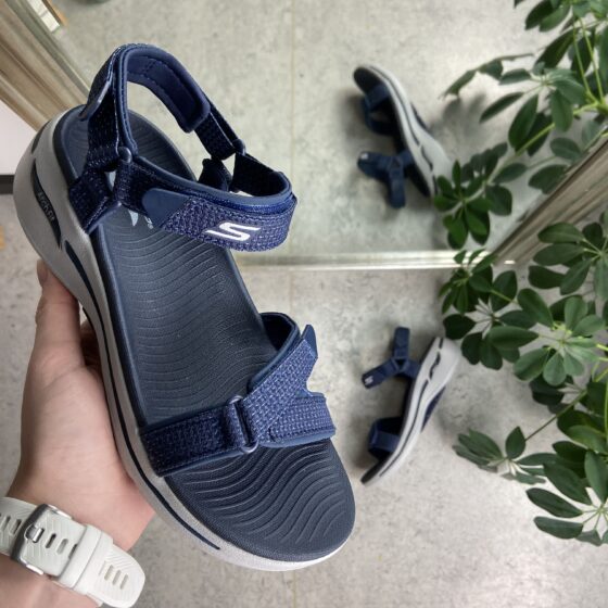 Blå sandal fra Skechers med god svangstøtte