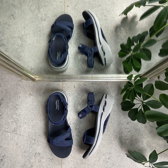 Blå sandal fra Skechers med god svangstøtte