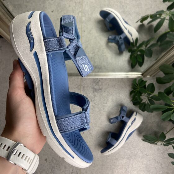 Lyseblå sandal fra Skechers med god svangstøtte