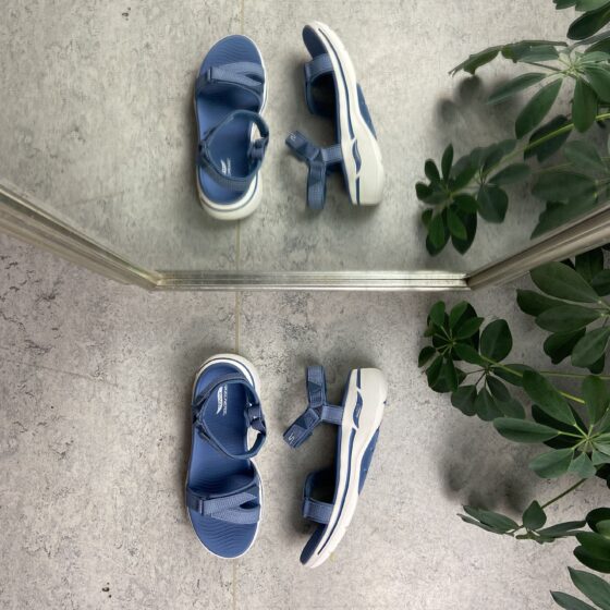Lyseblå sandal fra Skechers med god svangstøtte