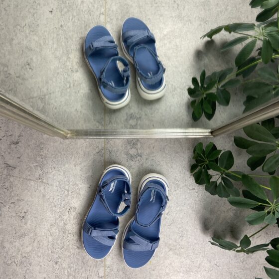Lyseblå sandal fra Skechers med god svangstøtte