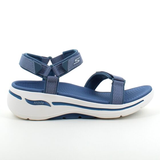 Lyseblå sandal fra Skechers med god svangstøtte