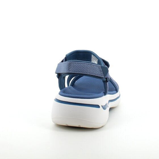 Lyseblå sandal fra Skechers med god svangstøtte