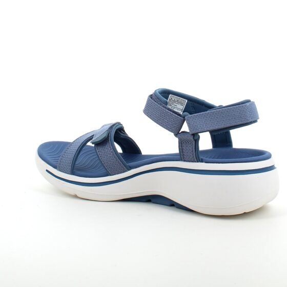 Lyseblå sandal fra Skechers med god svangstøtte