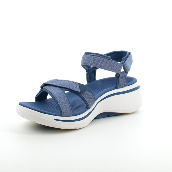 Lyseblå sandal fra Skechers med god svangstøtte