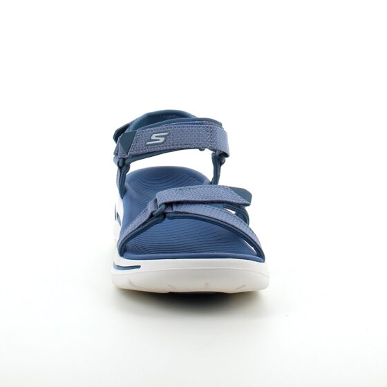 Lyseblå sandal fra Skechers med god svangstøtte