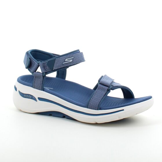 Lyseblå sandal fra Skechers med god svangstøtte