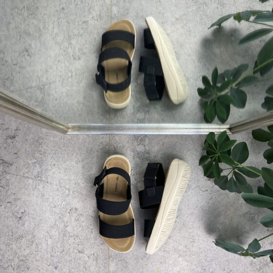 Svart sandal med 3 brede elastiske stropper