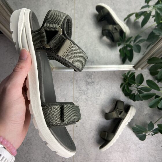 Olivengrønn lett sandal med brede stropper fra Cruz