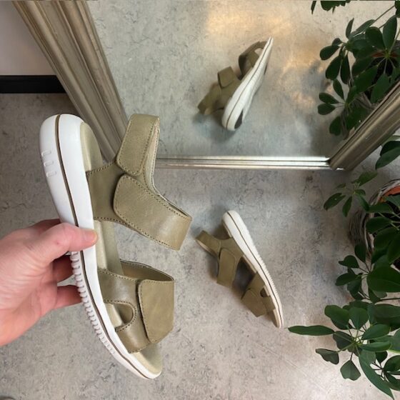 Olivenfarget skinnsandal fra Green Comfort