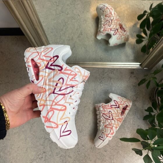 Rosa farget hjertesko fra Skechers