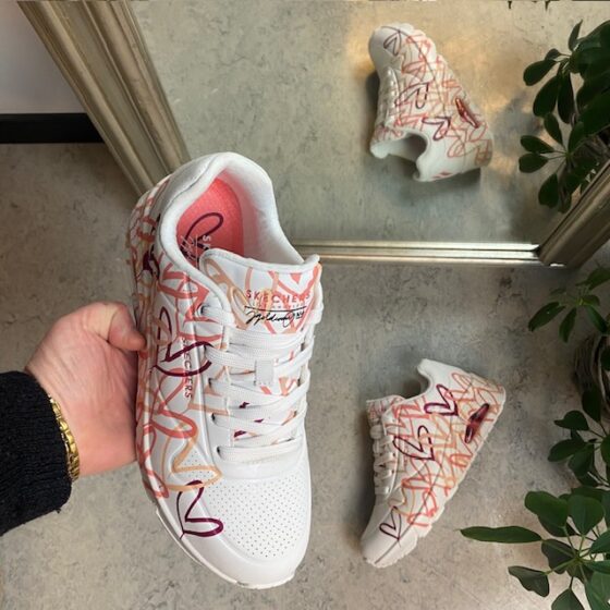 Rosa farget hjertesko fra Skechers