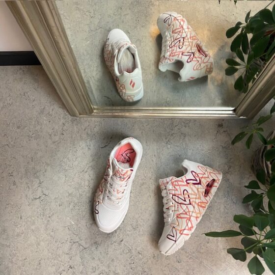 Rosa farget hjertesko fra Skechers