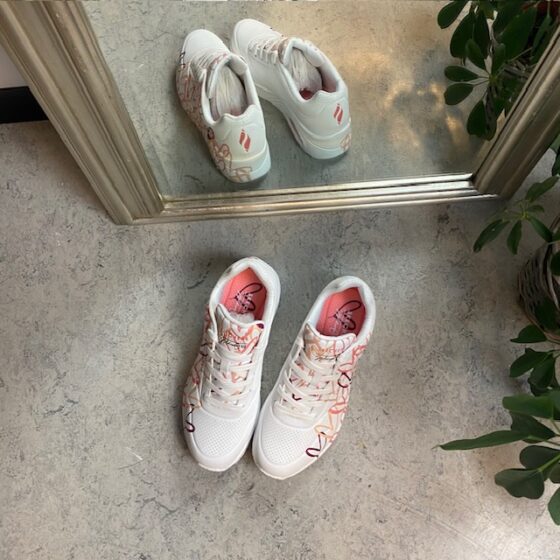 Rosa farget hjertesko fra Skechers