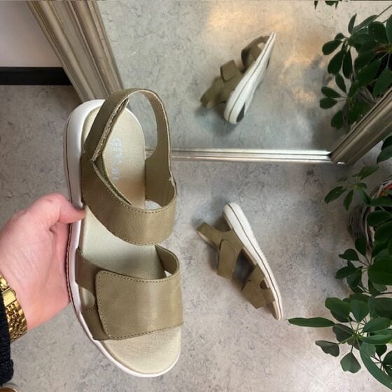 Olivenfarget skinnsandal fra Green Comfort