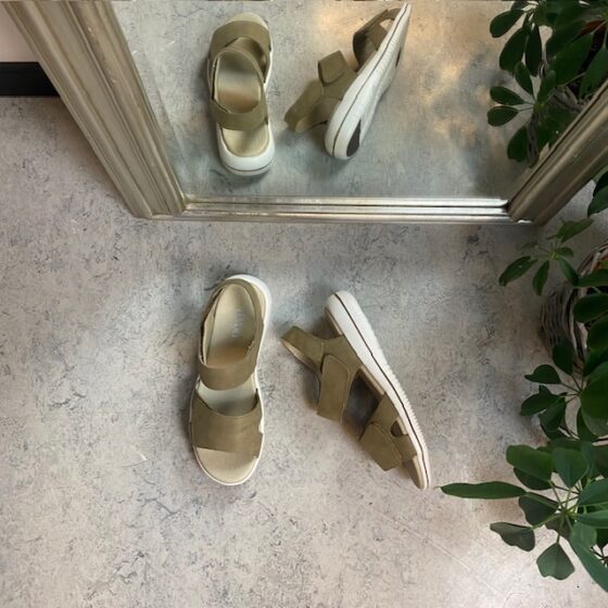 Olivenfarget skinnsandal fra Green Comfort
