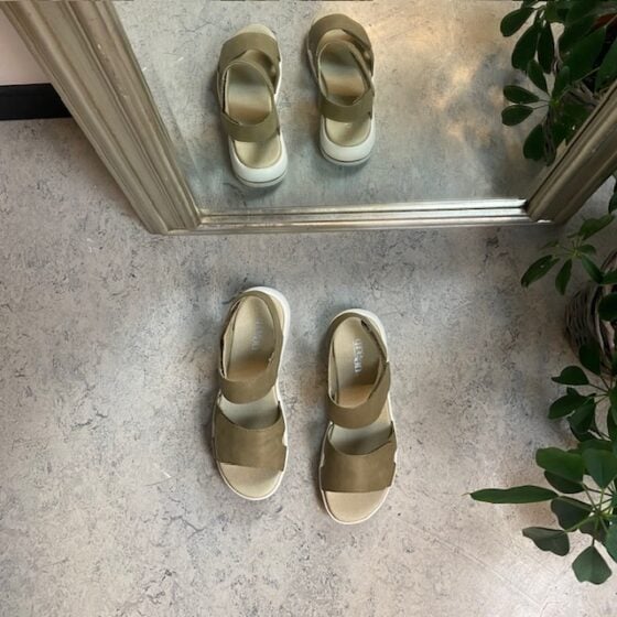 Olivenfarget skinnsandal fra Green Comfort