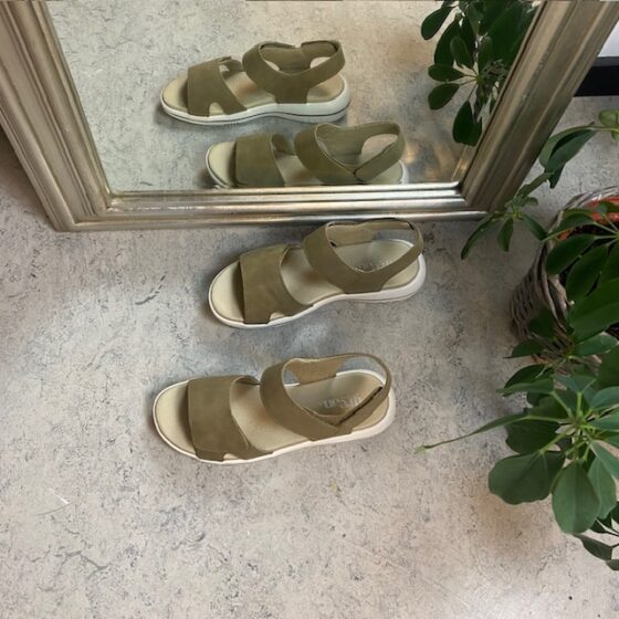 Olivenfarget skinnsandal fra Green Comfort