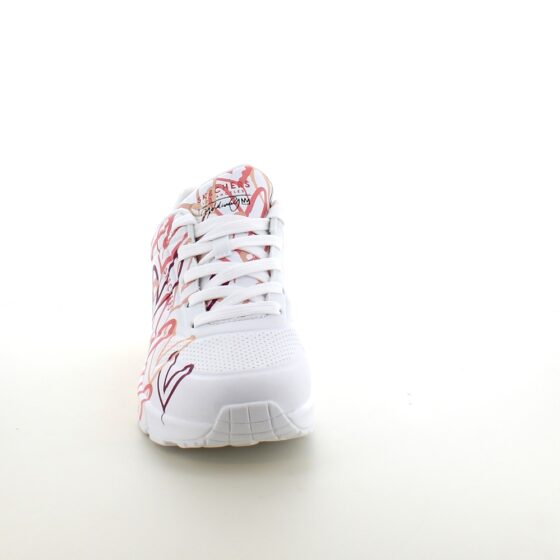 Rosa farget hjertesko fra Skechers