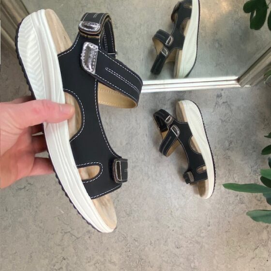 Svart sandal med hvit såle