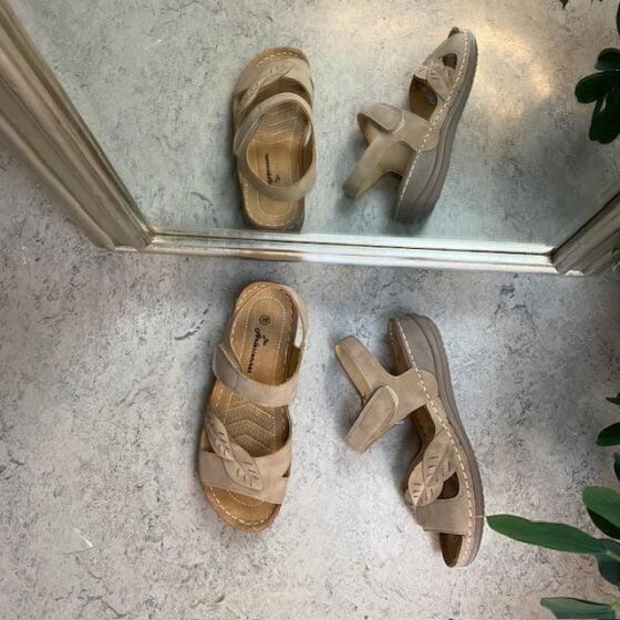 Vakker sandal i brun