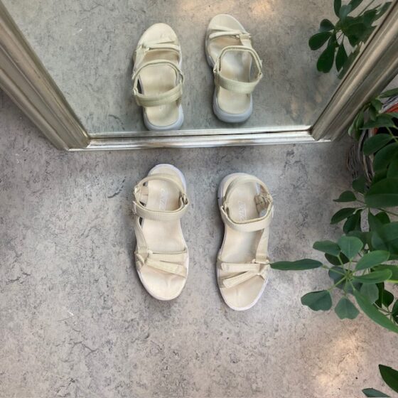 Lettvektsandal i beige med justerbare stropper