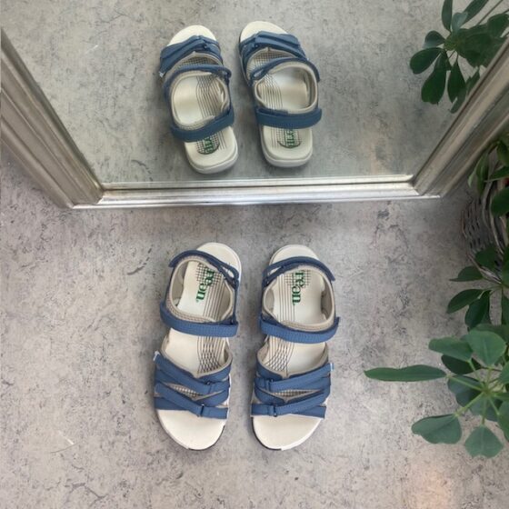 Blå sandal fra Green Comfort med fire justerbare stropper