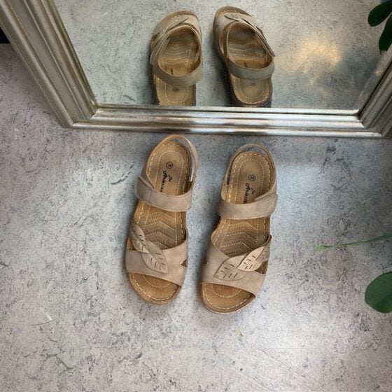 Vakker sandal i brun