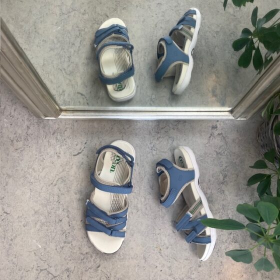 Blå sandal fra Green Comfort med fire justerbare stropper