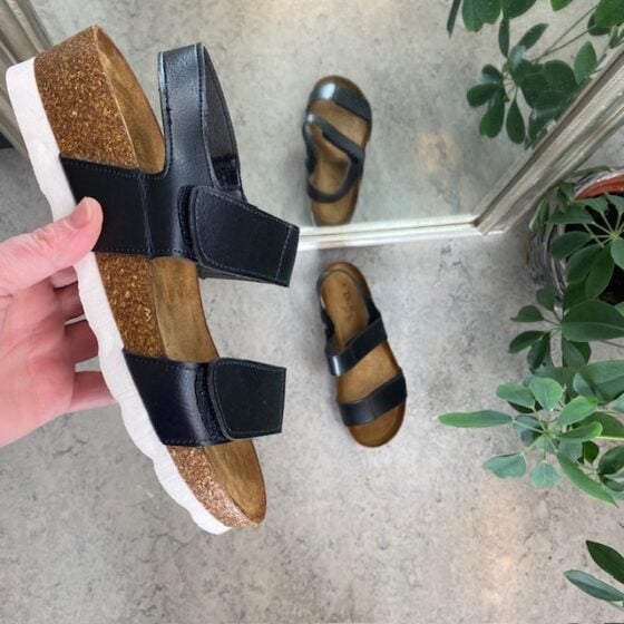 Svart sandal med korksåle og borrelåsremmer