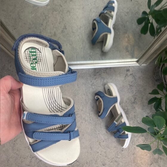 Blå sandal fra Green Comfort med fire justerbare stropper