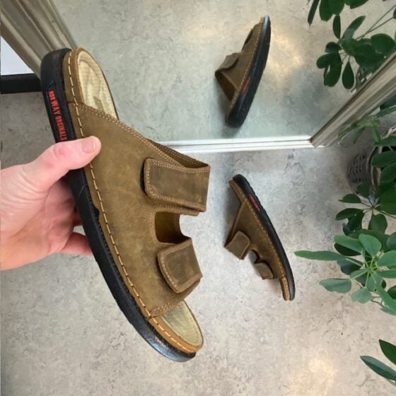 Brun slip-on herresandal i skinn