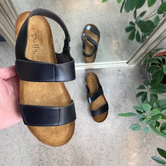 Svart sandal med korksåle og borrelåsremmer