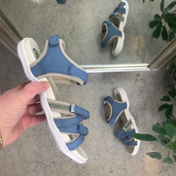 Blå sandal fra Green Comfort med fire justerbare stropper