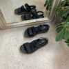 Svart lærsandal med fire justerbare stropper fra Relaxshoe
