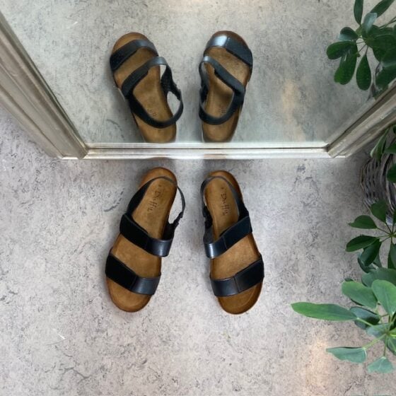 Svart sandal med korksåle og borrelåsremmer