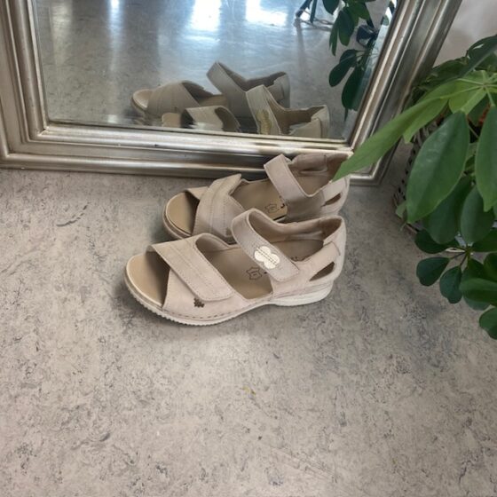 Beige skinnsandal fra Rieker med ekstra bredde