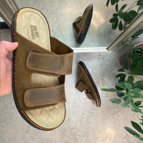 Brun slip-on herresandal i skinn