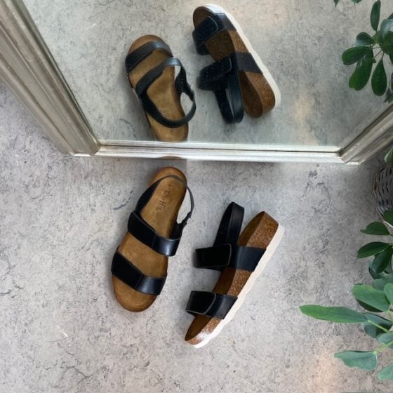 Svart sandal med korksåle og borrelåsremmer
